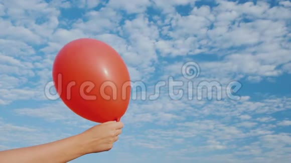 空气来自红色气球它变得软弱无力在蓝天的背景下视频的预览图