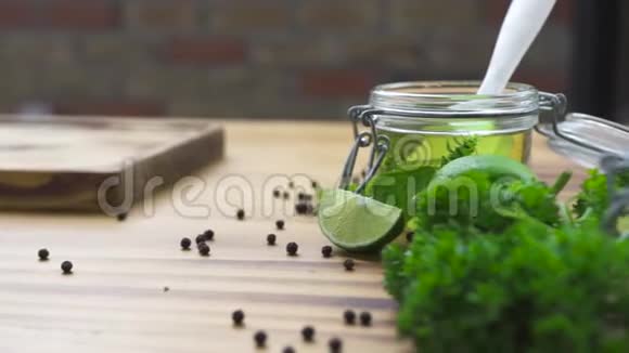 在木桌上调味黑胡椒盐和橄榄油在厨房的桌子上加些调味料自然视频的预览图