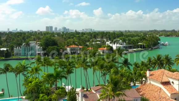 航拍豪华海滨岛屿豪宅迈阿密海滩视频的预览图