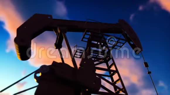 石油用千斤顶工业机械水泵千斤顶在蓝天上抽油的剪影视频的预览图