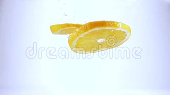 新鲜切片柠檬落水视频的预览图