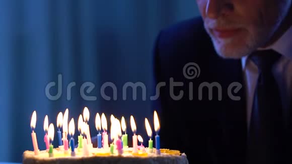帅哥看生日蛋糕许愿节日庆典视频的预览图
