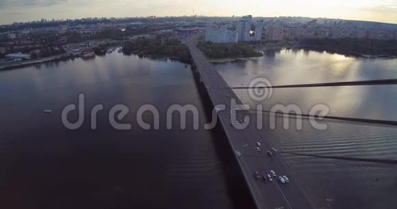 莫斯科北桥空中无人机景乌克兰基辅朝日落河方向视频的预览图