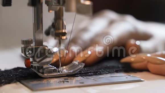 女人的手在缝纫机缝上一把锁视频的预览图