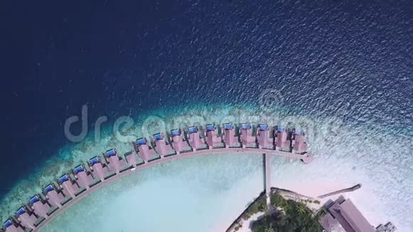 马尔代夫海岸线的一排平房和游艇视频的预览图
