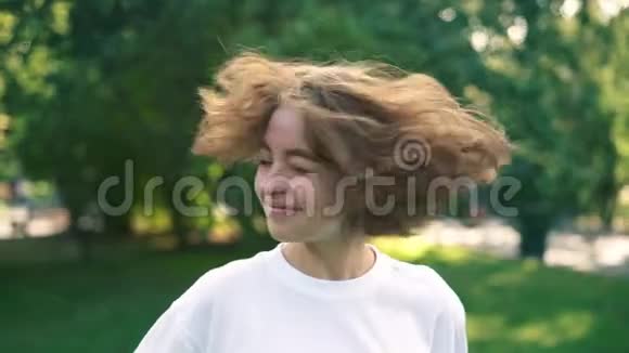 一个留着短发的小女孩在夏季公园玩视频的预览图