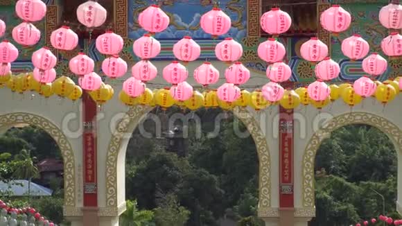 寺庙里的中国门视频的预览图