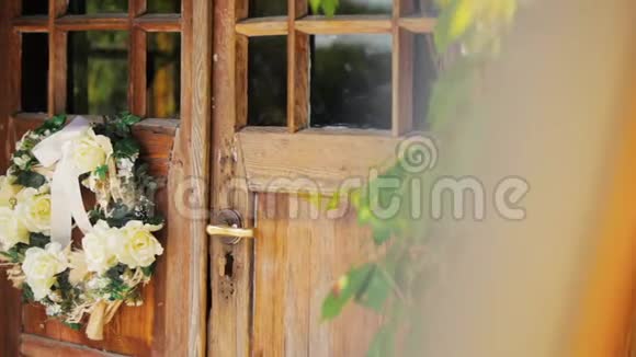 夏季乡村浪漫之家中有鲜花的老式木门视频的预览图