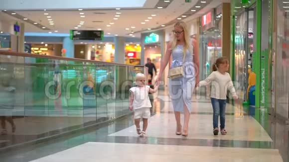 现代家庭的购物日孩子们在购物中心和母亲在一起快乐的一家人在购物在商场里的家人视频的预览图