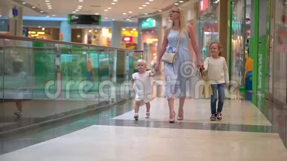 现代家庭的购物日孩子们在购物中心和母亲在一起快乐的一家人在购物在商场里的家人视频的预览图