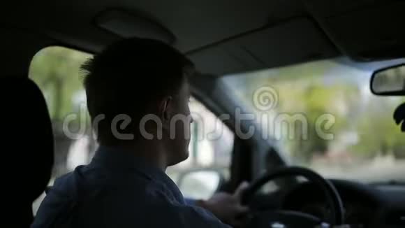 一个人开车穿过城市视频的预览图