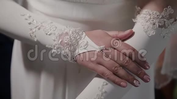 最接近新娘的手新娘穿着婚纱特写的手新娘的贴身双手视频的预览图