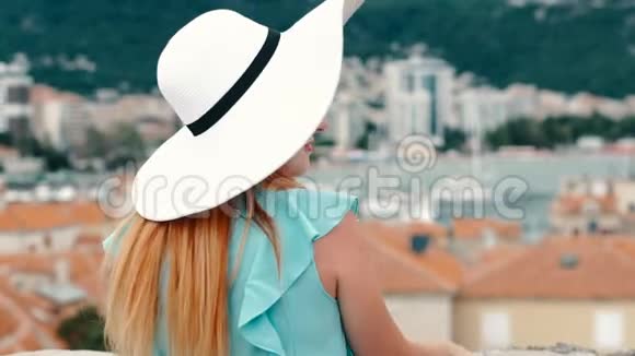 欧洲度假村年轻女性游客画像视频的预览图