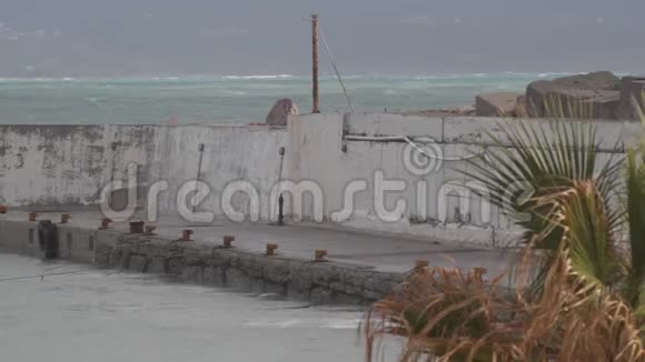汹涌的大海在地中海的风暴中海浪冲破港口的墙壁视频的预览图