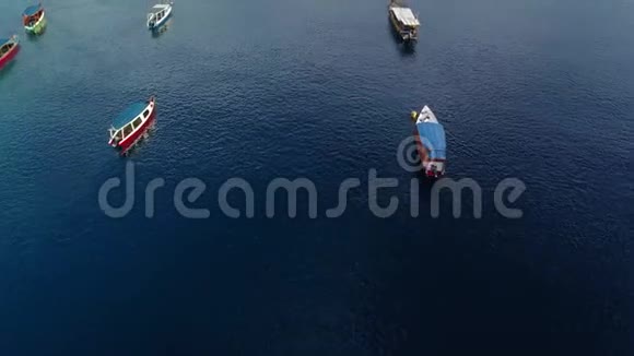 热带岛屿空中无人机伦博克吉利海岸线附近水域船只的美丽概览视频的预览图