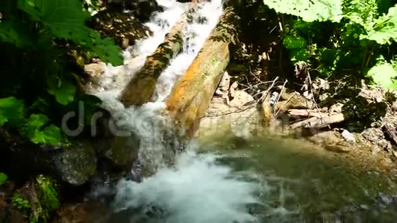 山河带小瀑布无害环境的性质视频的预览图