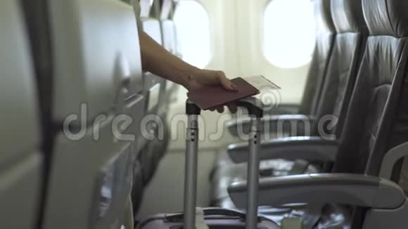乘客在机场乘飞机登机旅客步行至机场机舱内座位视频的预览图