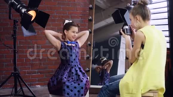 儿童摄影师与年轻模特合影视频的预览图