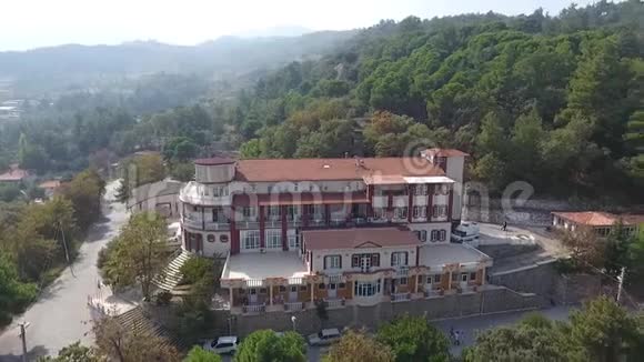 土耳其山坡上的老医院视频的预览图