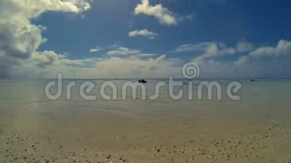 库克群岛艾图塔基海滩日落海景和黄昏云景波利尼西亚视频的预览图