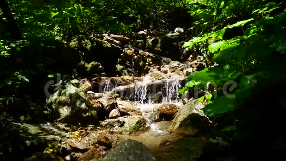 山河带小瀑布无害环境的性质视频的预览图