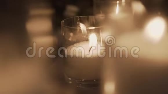在模糊的背景上用玻璃烛台燃烧装饰蜡烛视频的预览图