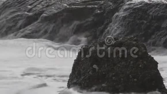汹涌的大海海浪在地中海风暴中撞击岩石视频的预览图