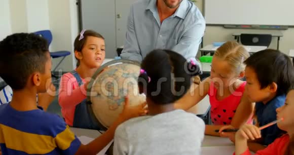 白人男教师在4k教室教他的孩子有关地球的知识视频的预览图