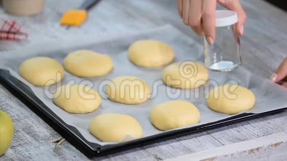 用苹果做酵母面包Vatrushka苹果馅饼俄罗斯传统烘焙系列视频的预览图