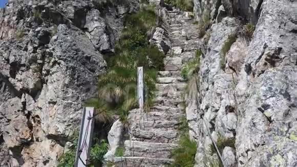 在山路上用石头雕刻成的阶梯两侧的钢缆奥罗比意大利阿尔卑斯山视频的预览图