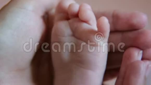 与母亲背景的儿童腿特写小婴儿脚的特写视频的预览图