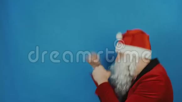 新年像圣诞老人一样的人在拳击拳打脚踢2019年圣诞节蓝色背景视频的预览图