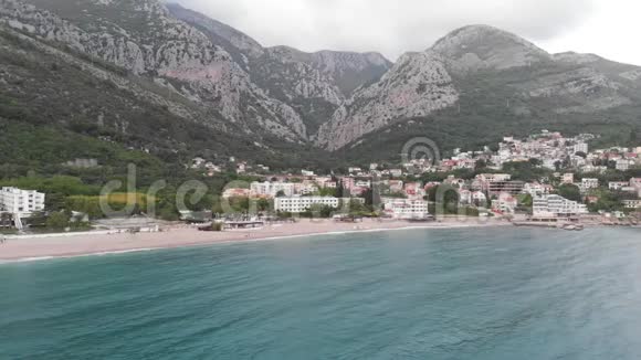 黑山巴尔附近海滩的鸟瞰图一个海边小镇沙滩上有山有浪视频的预览图