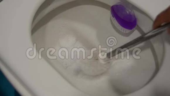 女人用刷子刷脏马桶视频的预览图