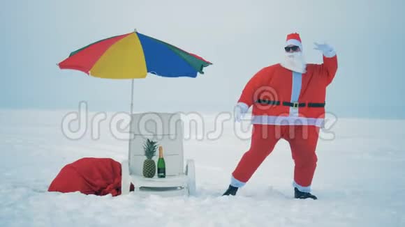 穿圣诞老人服装的人在雪地上跳舞关门视频的预览图
