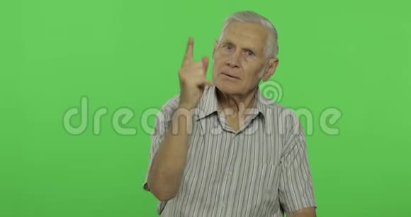 老人对某人争吵性感钥匙背景上英俊的老人视频的预览图