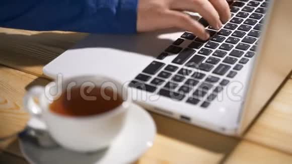 人们在咖啡馆里喝茶和使用笔记本电脑的歪视角视频的预览图