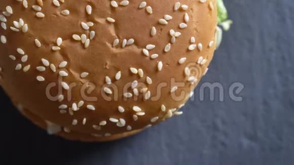 双奶酪汉堡和芝麻的特写从上往下看面包旋转运动视频的预览图
