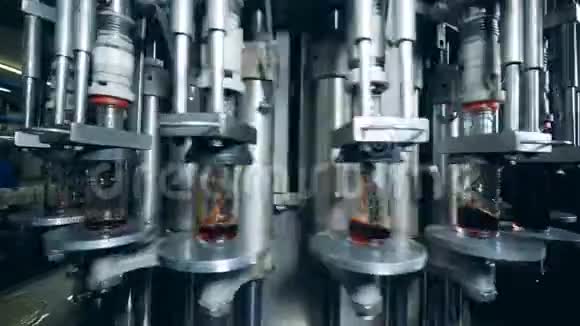 饮料被一台工业机器倒进玻璃瓶视频的预览图