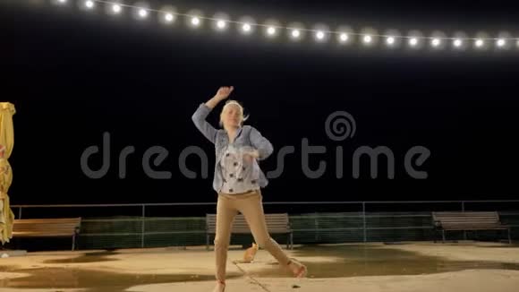 快乐快乐的女人在广场上的晚上有趣的跳舞视频的预览图