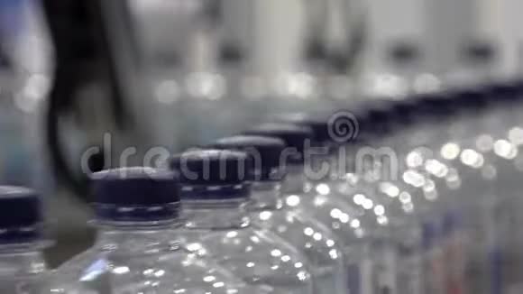 在传送带上移动的塑料瓶中生产饮用水视频的预览图