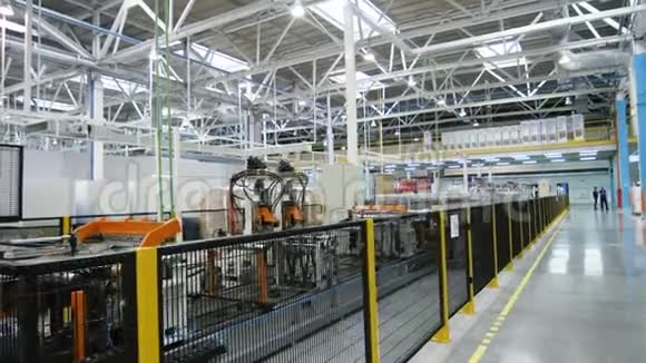 在工厂用塑料件操作机器的运动视频的预览图