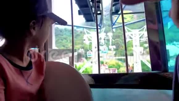 儿童乘坐缆车从森林公园到海洋视频的预览图