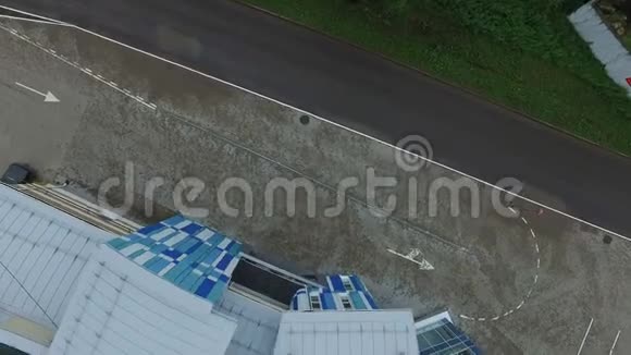 在河岸的大楼上空飞行视频的预览图