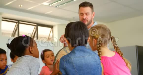 白人男教师在4k教室教他的孩子有关地球的知识视频的预览图