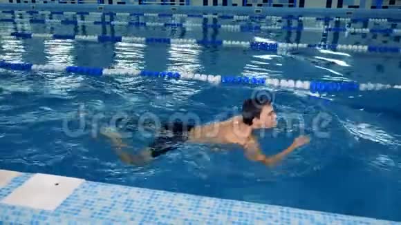 一个游泳运动员在游泳池里进行假体训练侧视视频的预览图