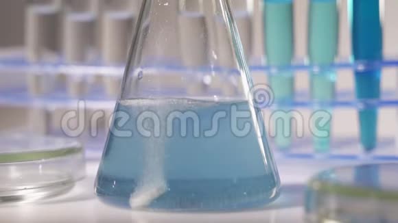 实验室工作人员科学家实验室助理测试烧瓶中的化学反应视频的预览图