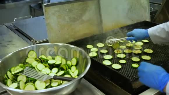 烤西葫芦餐厅美食厨师把蔬菜烤成一盘视频的预览图