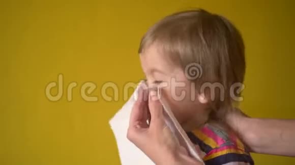 妈妈帮小女孩吹鼻子侧视视频的预览图