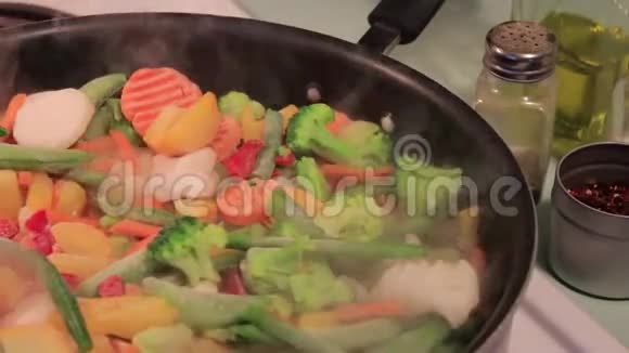 烹饪冷冻蔬菜视频的预览图